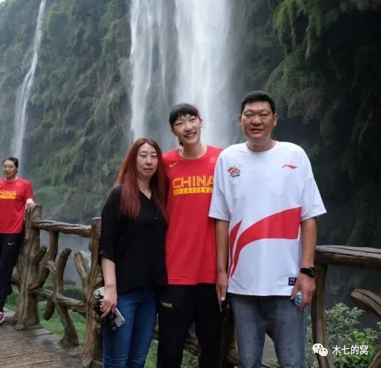 她问他是否爱上了某个女人，并去俄罗斯找她了。